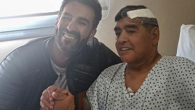Cette photo du docteur Leopoldo Luque et de Diego Maradona a été prise le 11 novembre. [Diego Maradona press office]