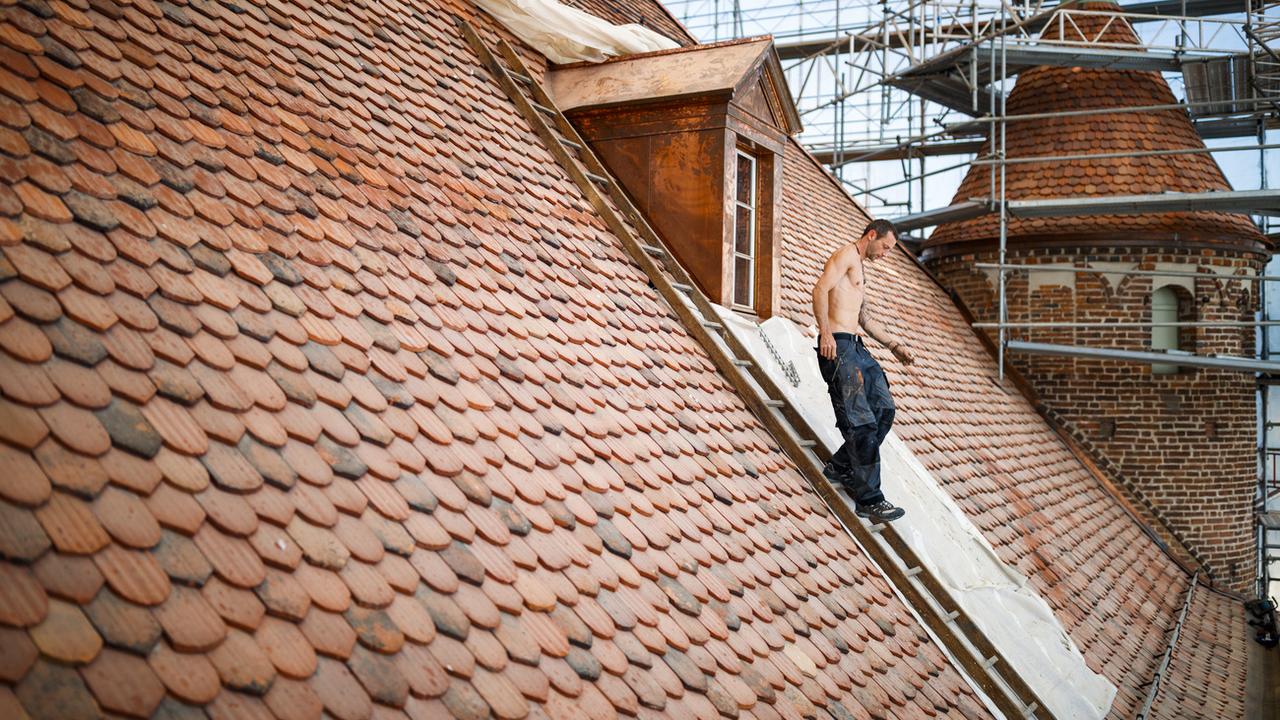Un ouvrier sur un toit sur le chantier du Château de Saint-Maire à Lausanne, le 22 juin 2017. (image d'illustration) [Keystone - Valentin Flauraud]