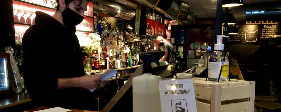 Réouverture des bars: reportage au "Chat noir" de Carouge (GE). [RTS - Gabriela Cabré]