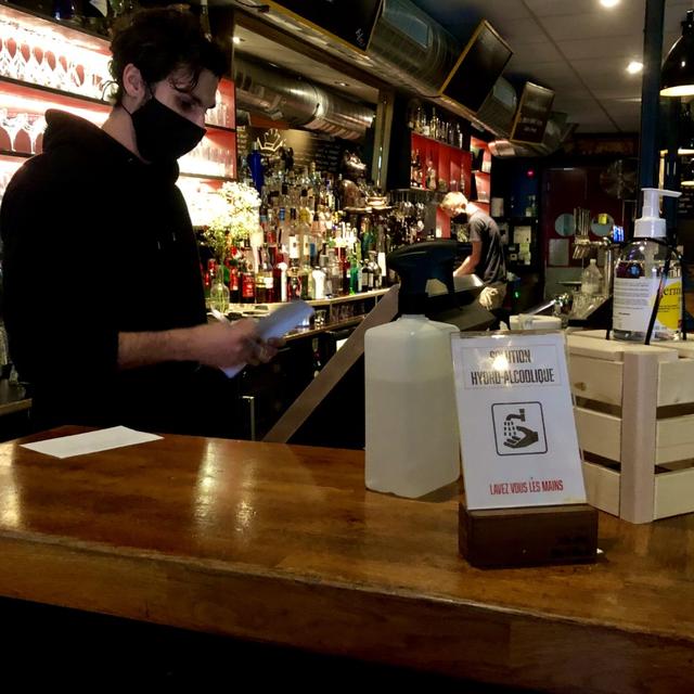 Réouverture des bars: reportage au "Chat noir" de Carouge (GE). [RTS - Gabriela Cabré]