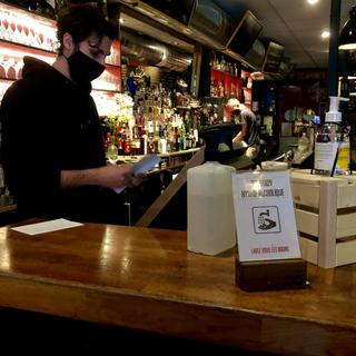 Réouverture des bars: reportage au "Chat noir" de Carouge (GE). [RTS - Gabriela Cabré]