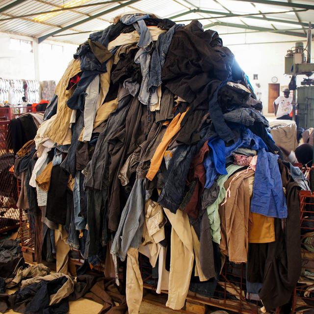 Une photo prise le 25 juin 2019 montre une pile de vêtements d'occasion au centre de recyclage textile de l'entreprise sociale française "Le Relais" à Diamniadio, au Sénégal. A Diamniadio, où l'entreprise sociale française Le Relais est implantée depuis 2006, 51 collaborateurs sont chargés du tri de 200 à 250 tonnes de vêtements d'occasion par an. [AFP - Mariama DARAME]