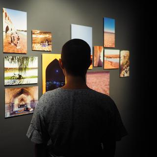Une photo prise lors du vernissage de l'exposition Chetori. Comment ça va? Art contemporain d'Iran. [manoir-martigny.ch - Le Manoir de la Ville de Martigny]