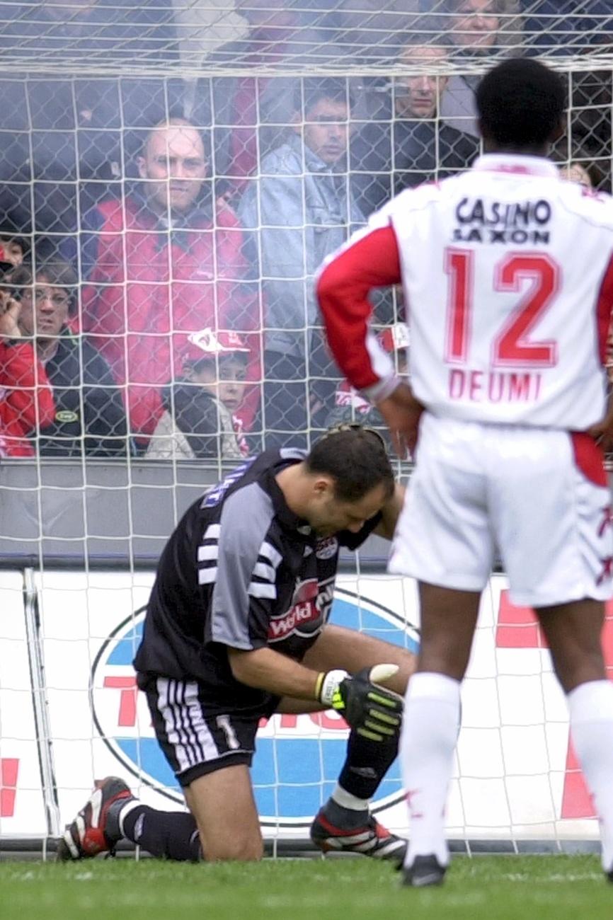 Quelques semaines auparavant, Eric Pédat, le gardien du Servette FC, avait reçu un pétard sur la tête. Cela avait entraîné l'arrêt du match et poussé ce huis clos. [Keystone - Laurent Gillieron]