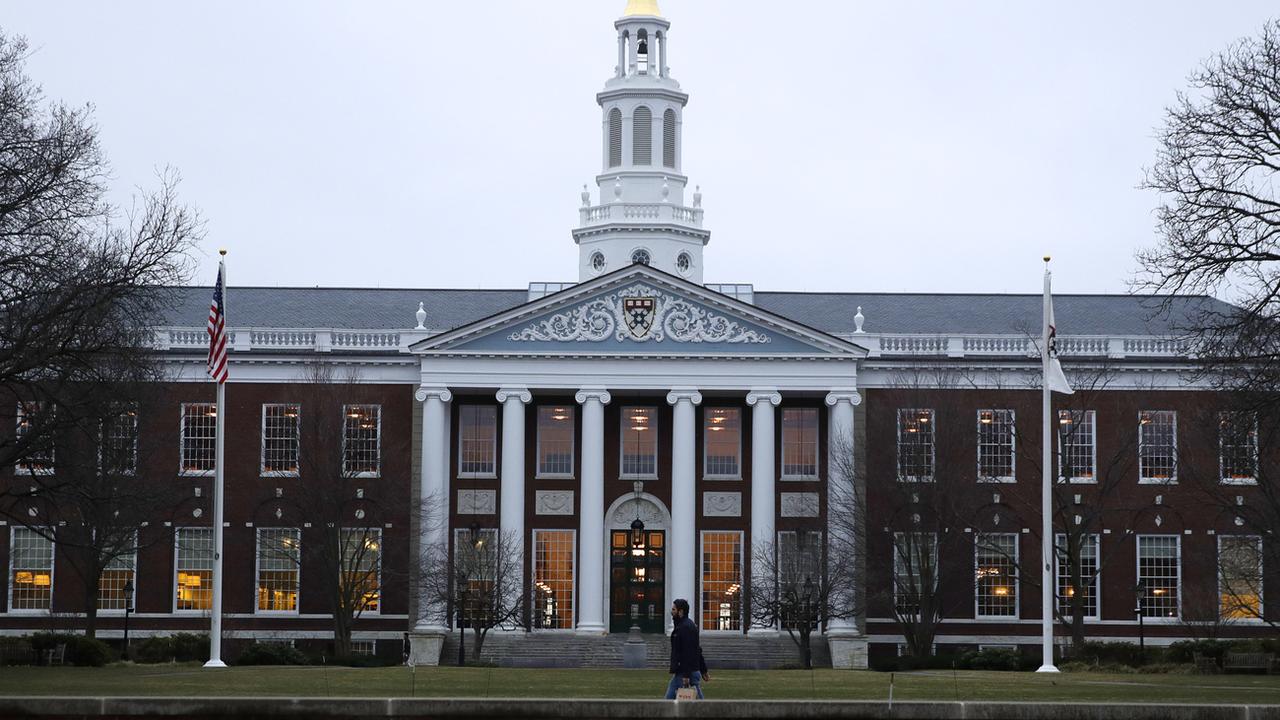Une vue de la célèbre bibliothèque Baker, sur le campus de l'université d'Harvard à Cambridge, dans le Massachusetts. [Charles Krupa]