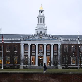 Une vue de la célèbre bibliothèque Baker, sur le campus de l'université d'Harvard à Cambridge, dans le Massachusetts. [Charles Krupa]