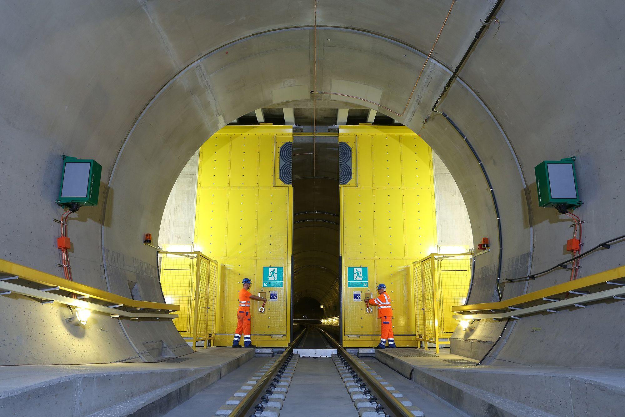 Dans le tunnel du Gothard, les portes de secours doivent résister à une pression de l’air de dix tonnes. [Siemens Mobility SA]