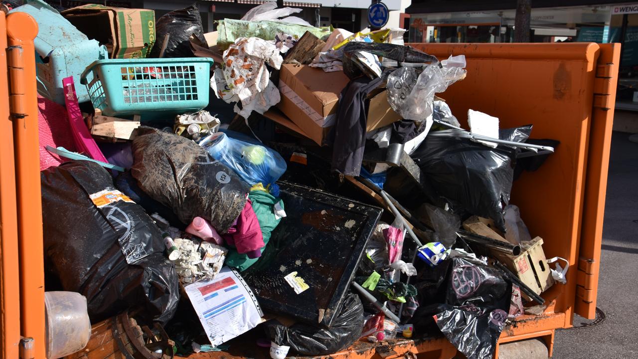 L'un des trois bennes de déchets exposées en ville de Delémont. [RTS - Gaël Klein]