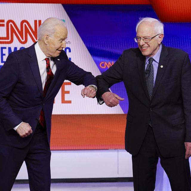 Joe Biden (gauche) et Bernie Sanders lors d'un débat télévisé le 15.03.2020. [AP/Keystone - Evan Vucci]