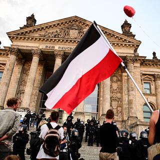 Un drapeau du IIIe Reich a été brandi devant le Reichtag samedi. [Keystone - DPA/Fabian Sommer]