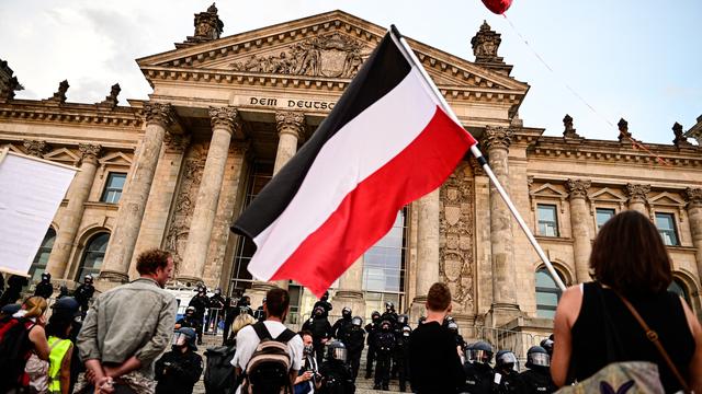 Un drapeau du IIIe Reich a été brandi devant le Reichtag samedi. [Keystone - DPA/Fabian Sommer]