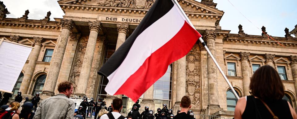 Un drapeau du IIIe Reich a été brandi devant le Reichtag samedi. [Keystone - DPA/Fabian Sommer]