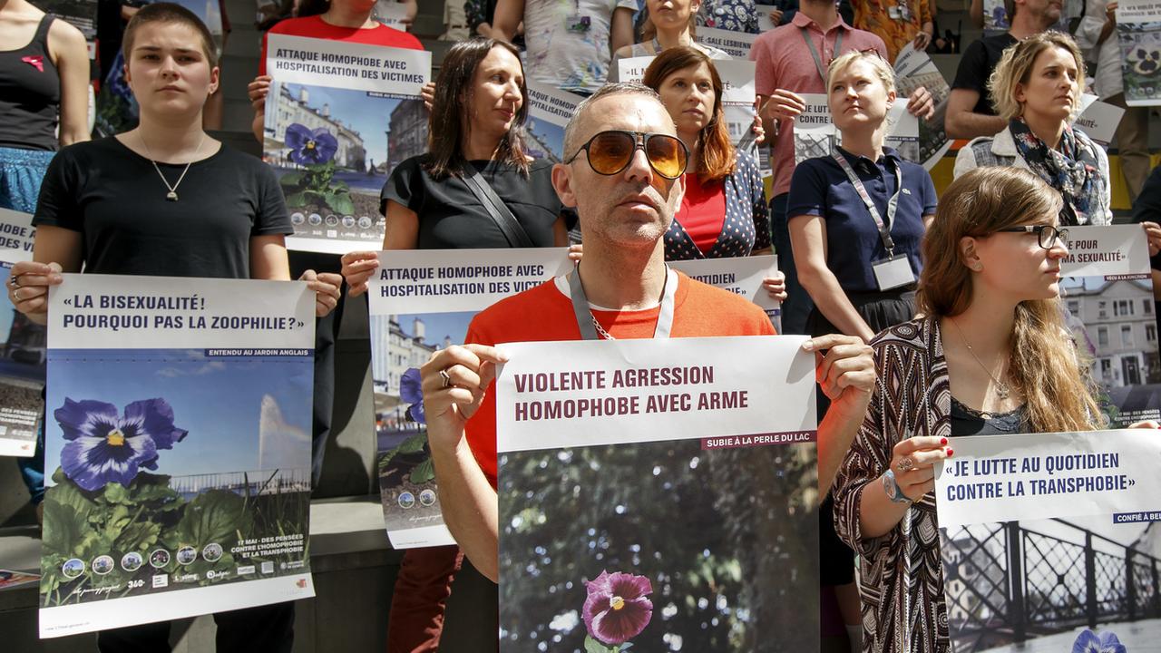 Une flashmob contre l'homophobie à Genève, le 17 mai 2017, dans le cadre de la campagne de la Ville "Des pensées contre l'homophobie et la transphobie" réalisée par l'artiste britannique Paul Harfleet. [Keystone - Salvatore Di Nolfi]