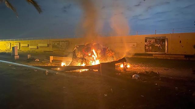 Un véhicule en feu à l'aéroport de Bagdad, après le raid américain, ce 3 janvier 2020. [Iraqi Prime Minister Press Office via AP]