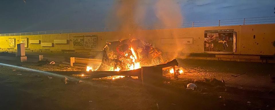 Un véhicule en feu à l'aéroport de Bagdad, après le raid américain, ce 3 janvier 2020. [Iraqi Prime Minister Press Office via AP]