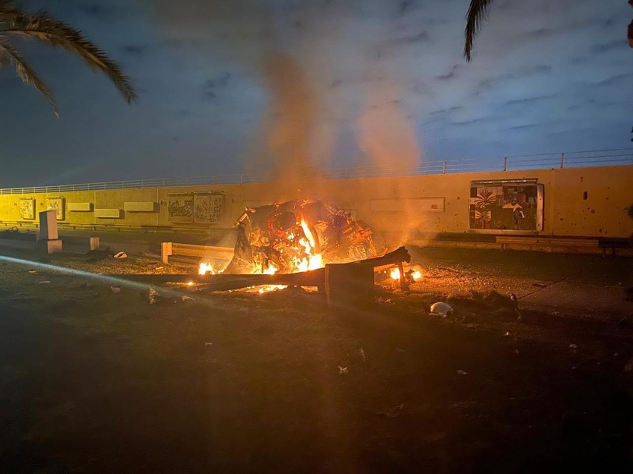 Un véhicule en feu à l'aéroport de Bagdad, après le raid américain, ce 3 janvier 2020. [Iraqi Prime Minister Press Office via AP]