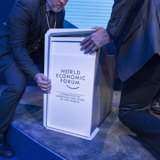 Des membres du personnel déplacent du mobilier de conférence, le 24 janvier 2020 après la clôture du 50e Forum économique mondial (WEF) à Davos. [Keystone - Alessandro della Valle]