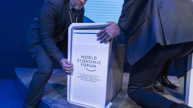 Des membres du personnel déplacent du mobilier de conférence, le 24 janvier 2020 après la clôture du 50e Forum économique mondial (WEF) à Davos. [Keystone - Alessandro della Valle]