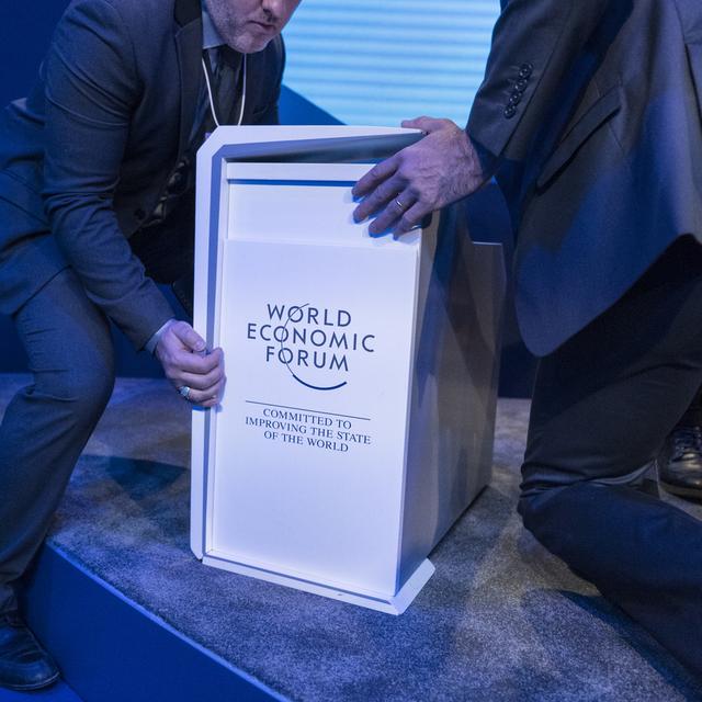Des membres du personnel déplacent du mobilier de conférence, le 24 janvier 2020 après la clôture du 50e Forum économique mondial (WEF) à Davos. [Keystone - Alessandro della Valle]