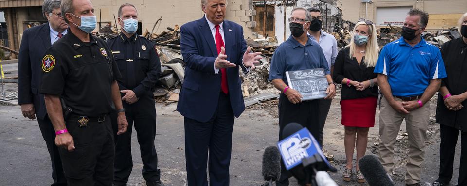 Le président américain Donald Trump lors de sa visite à Kenosha, où il a promis d'aider les commerçants dont les commerces ont été détruits lors des émeutes. [Keystone - AP Photo/Evan Vucci]