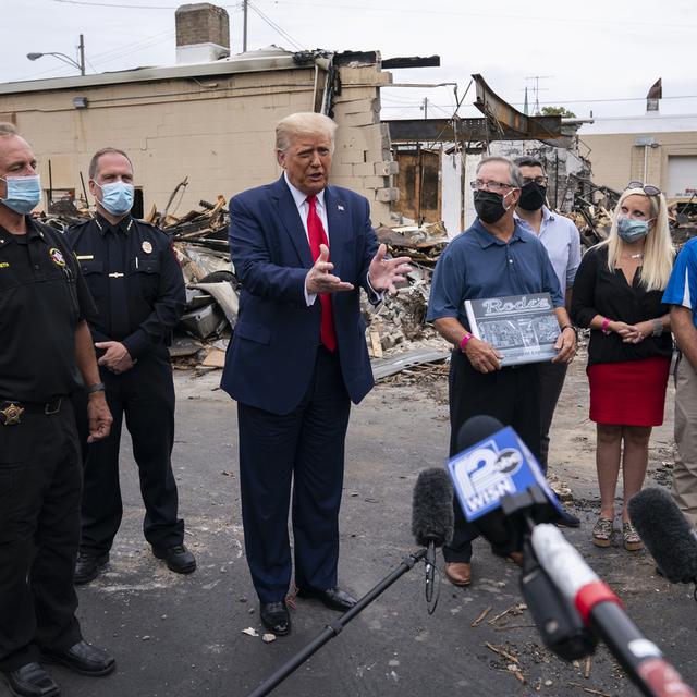 Le président américain Donald Trump lors de sa visite à Kenosha, où il a promis d'aider les commerçants dont les commerces ont été détruits lors des émeutes. [Keystone - AP Photo/Evan Vucci]