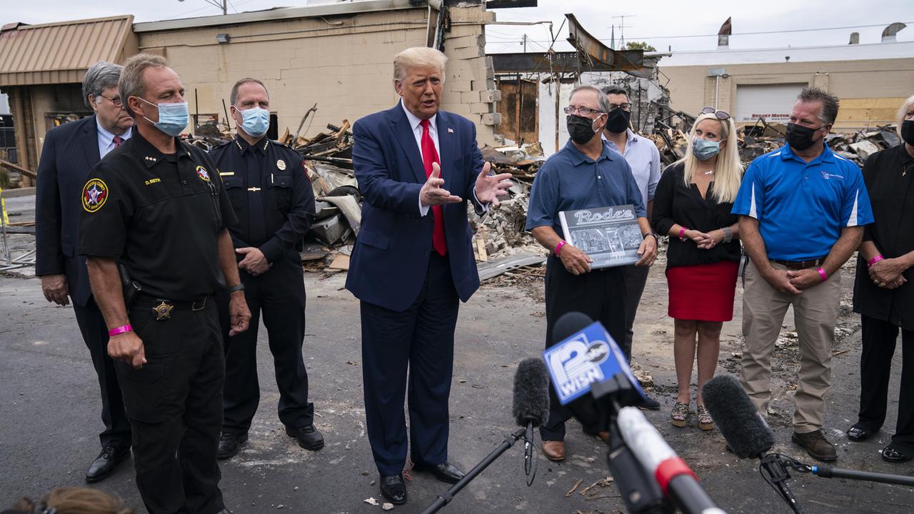 Le président américain Donald Trump lors de sa visite à Kenosha, où il a promis d'aider les commerçants dont les commerces ont été détruits lors des émeutes. [Keystone - AP Photo/Evan Vucci]