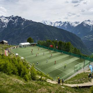 Gspon est notamment connu pour abriter le plus haut terrain de foot d'Europe. [Keystone - Jean-Christophe Bott]