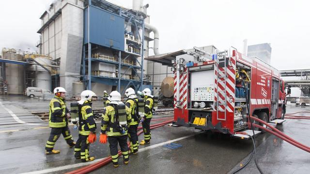 Un exercice de secours chez Lonza, organisé par l'usine du groupe chimique, en novembre 2012. [Keystone - Denis Emery]