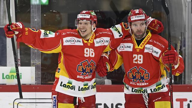 L'attaquant de Bienne, Damien Brunner (No96), s'est fait l'auteur d'un doublé dans la victoire contre le CP Berne. [Urs Lindt]