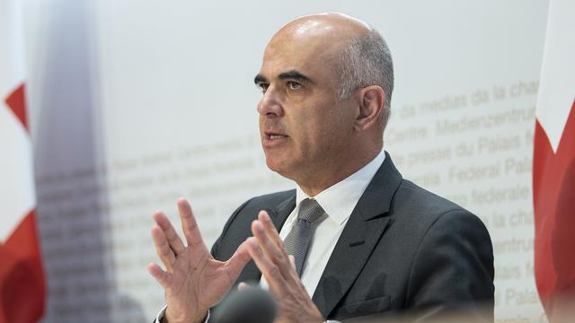 Le conseiller fédéral Alain Berset lors de la conférence de presse du 12 octobre 2021 concernant l'initiative pour des soins infirmiers forts. [Keystone - Peter Schneider]