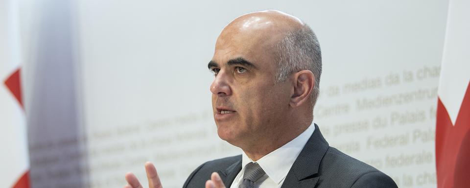 Le conseiller fédéral Alain Berset lors de la conférence de presse du 12 octobre 2021 concernant l'initiative pour des soins infirmiers forts. [Keystone - Peter Schneider]