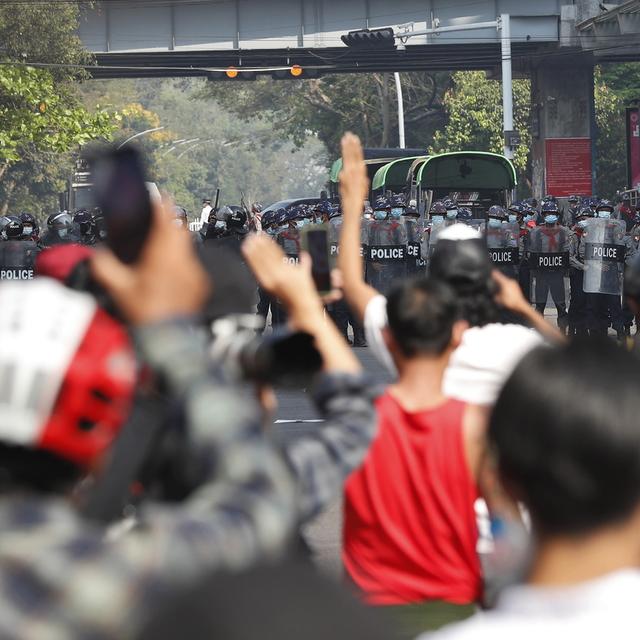 Les forces antiémeutes birmanes ont dispersé vendredi à Rangoun des centaines de personnes ayant manifesté contre le coup d'Etat. [KEYSTONE - NYEIN CHAN NAING]