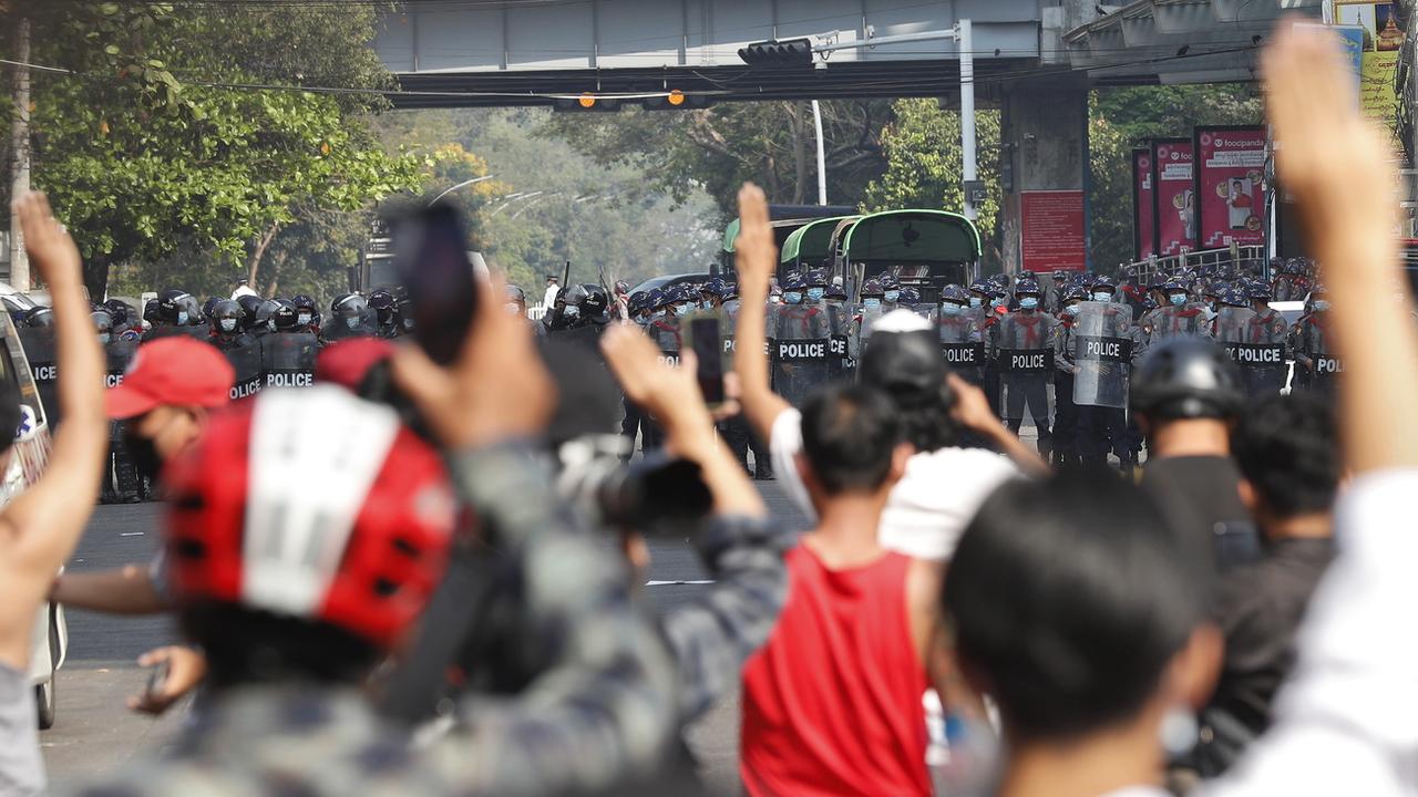 Les forces antiémeutes birmanes ont dispersé vendredi à Rangoun des centaines de personnes ayant manifesté contre le coup d'Etat. [KEYSTONE - NYEIN CHAN NAING]