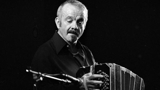 Le compositeur et chef d'orchestre argentin Astor Piazzolla. [AFP - P. Ullman / Roger-Viollet]