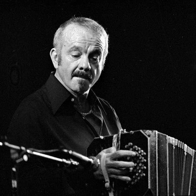 Le compositeur et chef d'orchestre argentin Astor Piazzolla. [AFP - P. Ullman / Roger-Viollet]