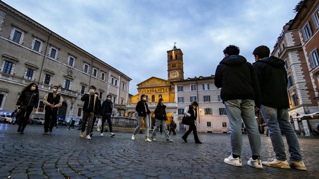 La région de Rome sera classée en zone rouge dès lundi. [Keystone - EPA/Fabio Frustaci]