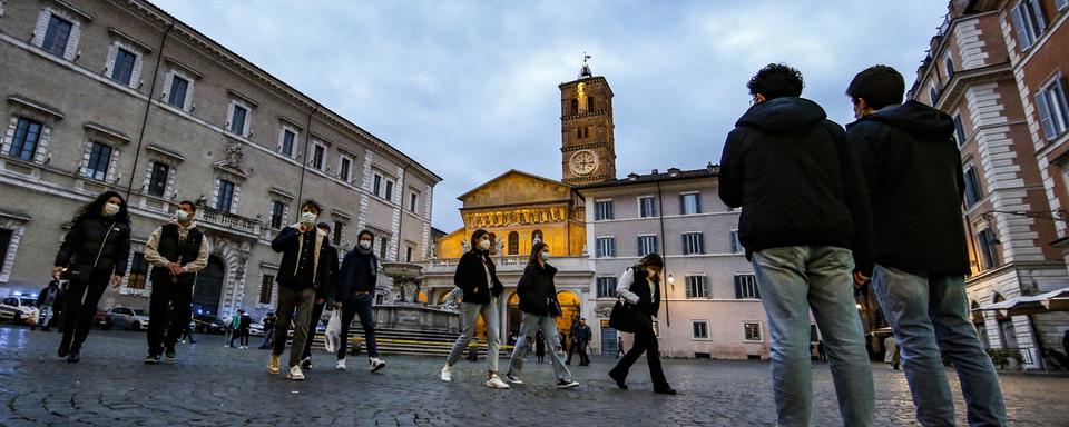 La région de Rome sera classée en zone rouge dès lundi. [Keystone - EPA/Fabio Frustaci]