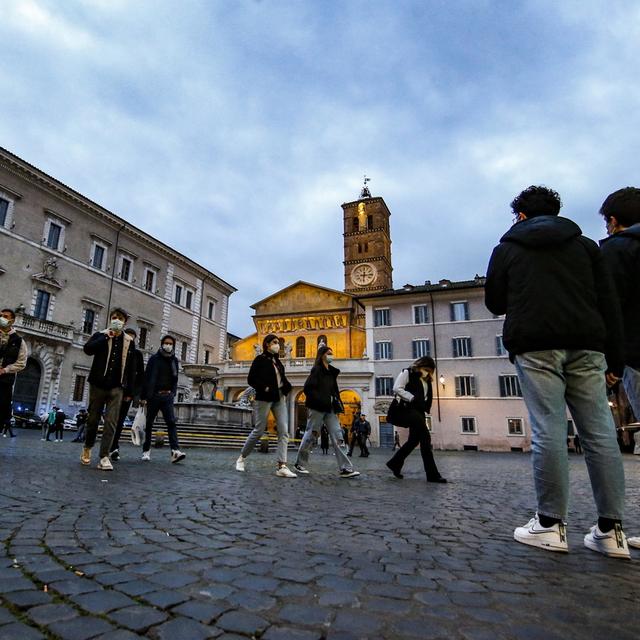 La région de Rome sera classée en zone rouge dès lundi. [Keystone - EPA/Fabio Frustaci]