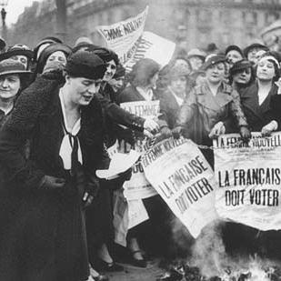 Louise Weiss parmi des suffragettes, place de la Bastille à Paris le 12 mai 1935.