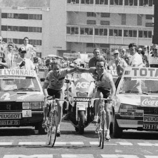 Bernard Hinault (à droite) et Greg Lemond à l'arrivée de l'Alpe d'Huez le 21 juillet 1986. [AFP]