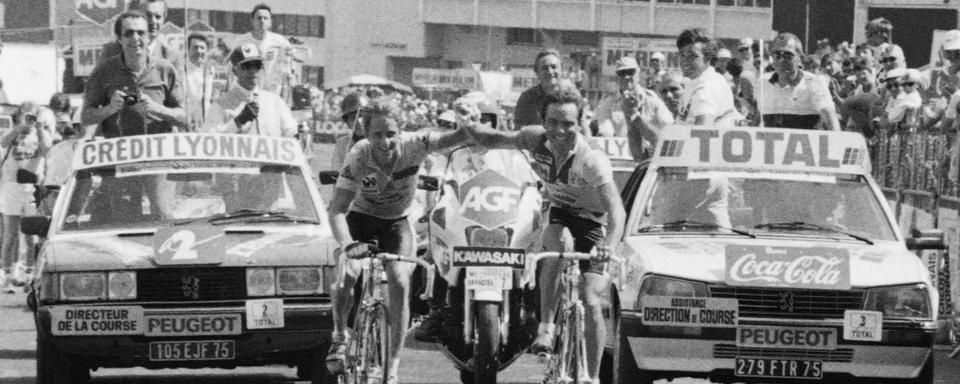 Bernard Hinault (à droite) et Greg Lemond à l'arrivée de l'Alpe d'Huez le 21 juillet 1986. [AFP]