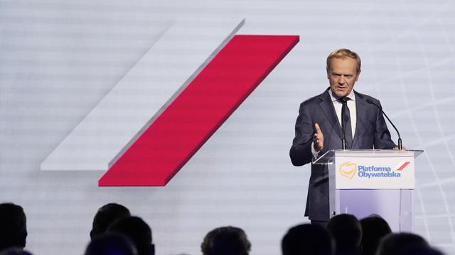 L'ex-président du Conseil européen Donald Tusk a pris la tête samedi du parti d'opposition Plateforme civique (PO) en Pologne, marquant son retour sur le devant de la scène politique intérieure du pays, a annoncé le porte-parole du parti. [KEYSTONE - CZAREK SOKOLOWSKI]