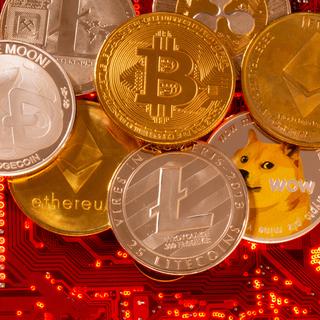 Une représentation de cryptomonnaies, dont le Bitcoin, Ethereum, DogeCoin, Ripple et Litecoin. [Reuters - Dado Ruvic]