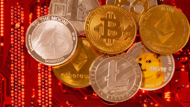 Une représentation de cryptomonnaies, dont le Bitcoin, Ethereum, DogeCoin, Ripple et Litecoin. [Reuters - Dado Ruvic]