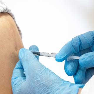 Les effets secondaires des vaccins anti-coronavirus restent limités [APA/EXPA/Keystone - Johanne Groder]