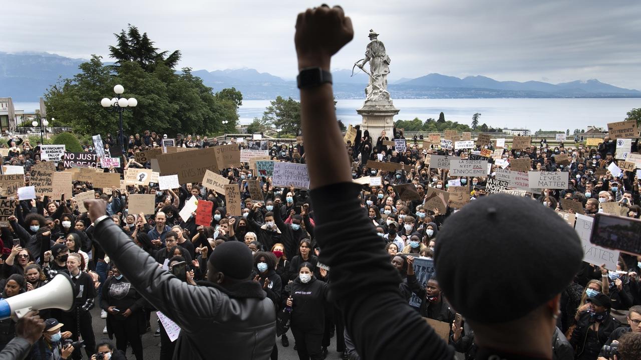 Plusieurs milliers de personnes se sont rassemblées pour protester contre le racisme et la violence policière le dimanche 7 juin 2020 à Lausanne dans le cadre du mouvement "Black Lives Matter". [Keystone - Laurent Gillieron]