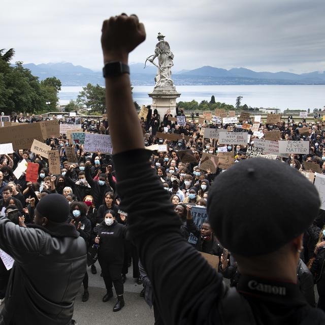 Plusieurs milliers de personnes se sont rassemblées pour protester contre le racisme et la violence policière le dimanche 7 juin 2020 à Lausanne dans le cadre du mouvement "Black Lives Matter". [Keystone - Laurent Gillieron]
