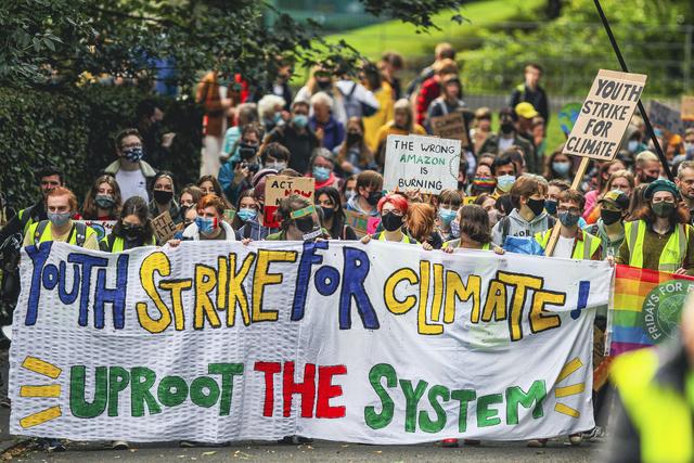 Des manifestations pour le climat ont eu lieu partout dans le monde, par exemple à Glasgow, en Ecosse. [AFP - Ewan Bootman/NurPhoto]