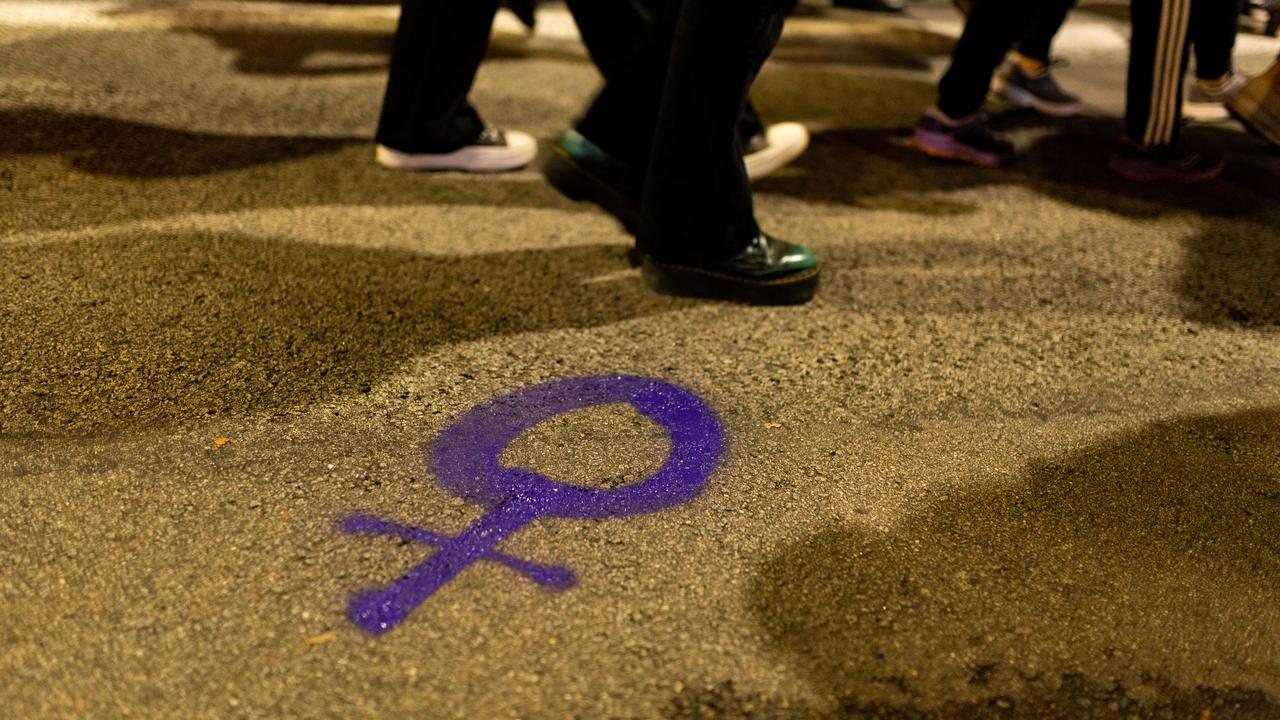 Le symbole féministe est peint en violet sur le sol des rues de Barcelone, lors de la Journée internationale contre les violences faites aux femmes, le 25 novembre 2021. [AFP - Davide Bonaldo / Controluce]