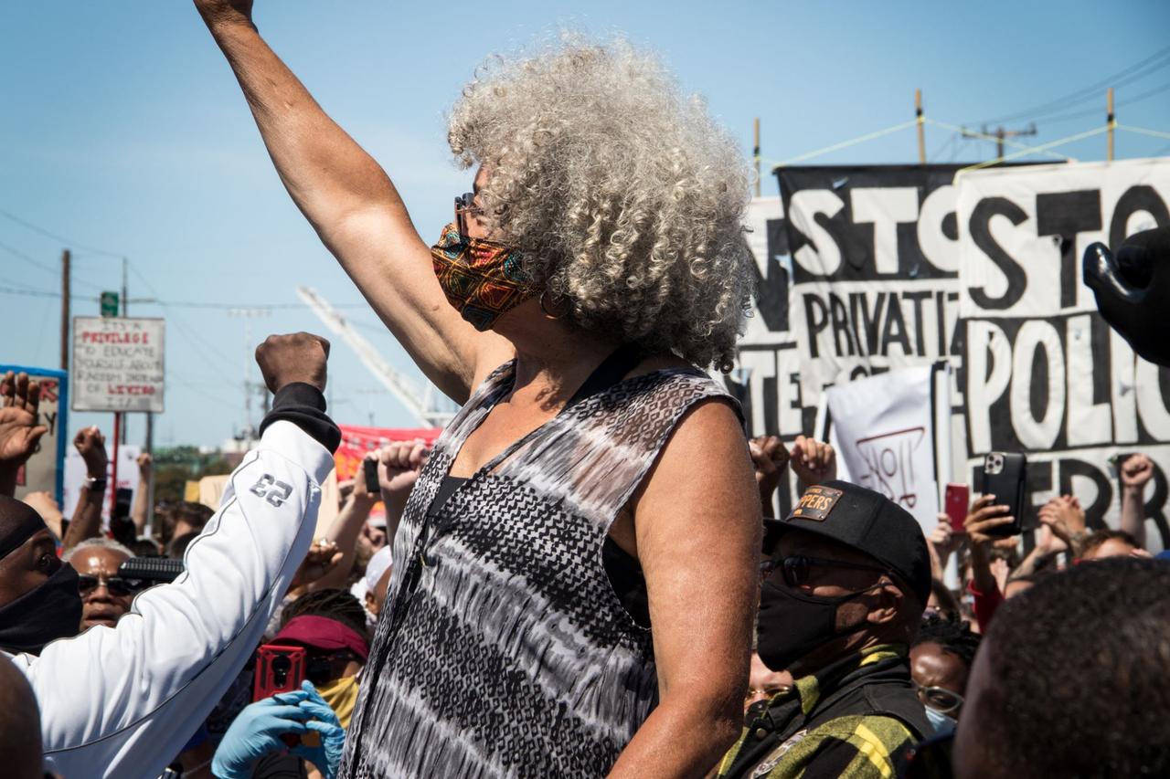 Angela Davis, militante des droits humains, professeur de philosophie, féministe et icône de la lutte des Noirs. [FIFDH - Peg Hunter]